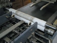 Окончательная приклейка деталей происходит при прохождении заготовки между двумя фторопластовыми валами