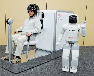 Интерфейс между мозгом и вычислительной машиной основан на регистрации электрической деятельности и кровотока мозга с помощью электроэнцефалографии и спектроскопии в ближней инфракрасной области