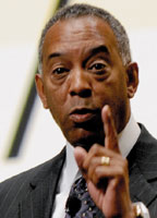 Джон Томпсон: «Понятие безопасности теперь относится не к охране систем, а скорее к возможности управлять рисками, использовать общую информацию и взаимодействовать с сотрудниками предприятия, поставщиками и клиентами»