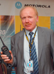 Радиостанции MOTOTRBO могут связываться между собой как напрямую, так и через ретранслятор