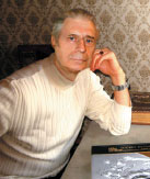 Издатель, автор идеи Александр Горяшко с книгой 
