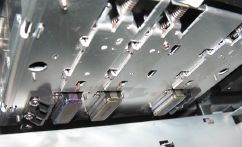 Три последовательно расположенные 2-канальные печатающие головки обеспечивают печать в один проход на ширине 50,8 мм