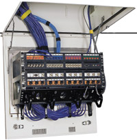 В зонном узле устанавливаются коммутационные панели, 48-портовый коммутатор, а также коммутационные модули DPoE Compact 8 Mid?span. Последние совместимы с коммутаторами Cisco и способны обеспечивать подачу на каждый порт питания, достаточного для работы таких устройств, как IP-камеры систем видеонаблюдения