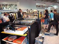 SPS Vitessa XP на Fespa-2007 впервые была показана в работе с секцией каландрирования листов. Назначение секции — удалить противоотмарывающий порошок перед лакированием. В СНГ инсталляций машин с этой секцией пока нет