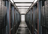 Рисунок 3. Стальные рамы с одинарными небьющимися стеклами закрывают верхнюю часть горячего или холодного коридора.