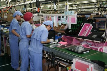 На производстве в основном заняты женщины. Их труд самый дешевый — работницы на конвейере получают порядка 150 долл. в месяц. На сборку одного ноутбука из готовых компонентов уходит около двух минут