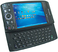 Если сдвинуть экран, взору откроется удобная QWERTY-клавиатура