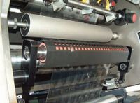 Прижимные валики секций ввода/вывода сервоприводной Nilpeter FA-4 определяют границы трёх зон управления натяжением