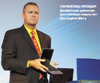 Старший вице-президент Джефф Кларк демонстрирует новейшую модель нетбука Inspiron Mini 9