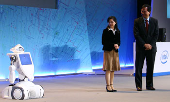 Вторая часть выступления Эндрю Чена была посвящена изменениям, происходящим в окружающем мире под влиянием цифровых технологий; среди прочих разработок китайских исследователей был продемонстрирован персональный помощник-робот Fuwa 