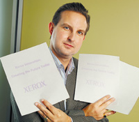 Пол Смит, менеджер лаборатории новых материалов корпорации Xerox, демонстрирует листы самостираемой бумаги