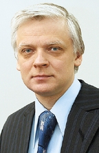 По словам Александра Прохорова, рост рынка ИТ-услуг сдерживают фрагментированность, недостаток специалистов, непрозрачность, несовершенство законодательства, коррупция и бюрократия