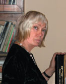 Художник и дизайнер Лариса Александрова с книгой в Музее Сытина