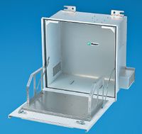 Рисунок 5. Монтируемый над подвесным потолком ящик для активного оборудования Panduit PanZone вмещает до 3U активного и до 6U стандартного пассивного оборудования 19″. В комплект поставки входит дверная панель, монтажная скоба для установки оборудования, изолирующая пена и вентилятор.