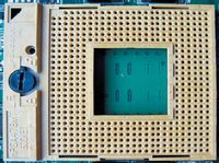 Чтобы заменить ЦПУ, нужно повернуть запорный винт ZIF-коннектора против часовой стрелки до упора, после чего аккуратно извлечь процессор 