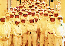 Согласно информации, направленной в Комиссию США по ценным бумагам и биржам, в конце июня общая численность персонала Intel составляла 92 тыс. человек. Это на 12,2 тыс. сотрудников меньше по сравнению с аналогичным периодом прошлого года