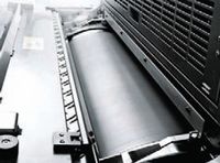 Флексографские устройства лакирования камер-ракельного типа (как, например, этот модуль от manroland) используются для сплошного лакирования, защищающего поверхность готового оттиска. Запечатанный материал можно тут же направлять на финишную обработку