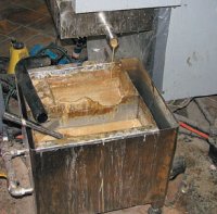 Клеевая ёмкость имеет секции готового клея, предварительного подогрева и половник для перекачки клея из второй в первую