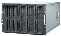 Рисунок 2. В модульных системах PRIMERGY BX600 высотой 7U, содержащих до десяти двухпроцессорных или до пяти четырехпроцессорных серверов на базе AMD Opteron или Intel Xeon, Fujitsu Siemens использовала «классическую» архитектуру, более привычную пользователям.