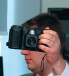 Внешне FieldView напоминает обычный фотоаппарат, но представляет собой беспроводной терминал персональной видеосвязи