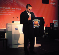 Гай Гехт (EFI) демонстрирует перспективную продукцию: среди последних инвестиций EFI — вложения 3,5 млн долл. (2007г.) в Kornit Digital, выпускающую принтеры для печати по тканям