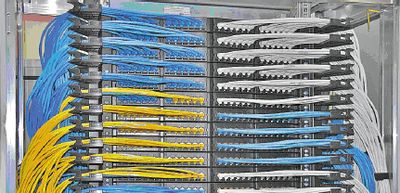 Рисунок 3. Система администрирования кабелей располагается в боковой части шкафа.