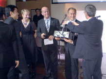 Самая представительная делегация от поставщиков (Roland) вручает подарки учредителю Дмитрию Руслановичу 