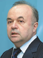 Изначально на конкурс было подано 13 заявок, но после предварительного отбора к участию были допущены только шесть; по словам Александра Крупнова, состав участников был неоднозначен