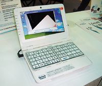 У мини-ноутбуков две беды — неудобная клавиатура и маленький экран; в E-Lead Electronic решили справиться с обеими