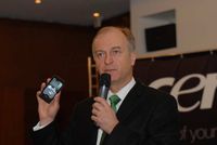 Эймар де Ленкесан демонстрирует первые смартфоны Acer российским журналистам 