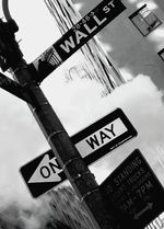 Комиссия по ценным бумагам и биржам США фактически отдала вопросы финансового регулирования на откуп самим компаниям, предоставляющим финансовые услуги и опирающимся в этом на закрытые программные системы