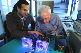 Джон Дэвис из университета Беркли и Чак Таккер из Microsoft Research работают над проектом перестраиваемой компьютерной платформы BEE3 