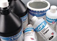 Fuji Sericol и Triangle Digital INX (на фото) производят УФ-чернила для планшетных принтеров. Главная проблема: белый пигмент — диоксид титана — имеет очень крупные частицы, поэтому чернила на его основе нужно постоянно перемешивать, чтобы они не забивали сопла печатающих головок