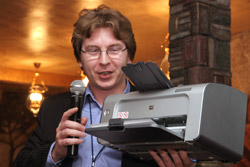 Александр Ефремов демонстрирует принтер HP LaserJet P1006 