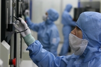 На &laquo;Микроне&raquo; в конце 2007 года запустили техпроцесс с нормой 0,18 мкм, а в 2012 году планируют вывести на проектную мощность фабрику, оснащенную оборудованием для производства микросхем по технологиям 65 и 45 нм 