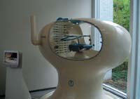 В кресло внутри этого «летательного аппарата» садился не пришелец, в него опускалась симпатичная девушка, демонстрировавшая работу пузырьковой ванны на Всемирной выставке 1970 г.