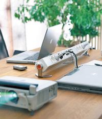 Рисунок 7. Настольный блок, входящий в состав системы OptiLine 45 от Schneider Electric, позволяет довести СКС и электрику до пользователя, а поворотная конструкция — организовать удобные подключения в переговорных комнатах, конференц-залах и пр.