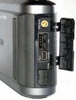 Защитная крышечка удобно поделена на две части: для доступа к интерфейсным разъёмам и подключению кабеля питания