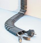 Рисунок 6. От точки консолидации силовые и информационные кабели выводятся в нужном месте через микролючки в гибкие кабельные каналы FLEXkanal, по которым доводятся до рабочих мест пользователей.