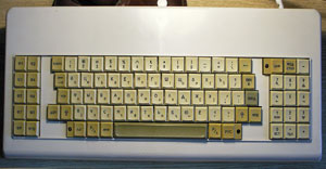 Советские клавиатуры учитывали количество букв в русском алфавите и содержали клавиши для переключения раскладок