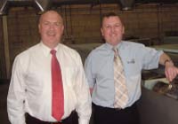 Исполнительный директор Tech Cell Дэнни Гудвин с производственным директором Энтони Джуэллом (справа) возле гравировальной машины Zed Cellmaster