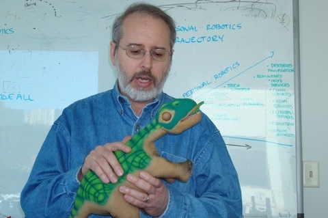 Тэнди Трауэр, генеральный менеджер Microsoft Robotics Group, рассказывает о последних достижениях в индустрии роботов, отмечая, что игрушечный робот-динозавр по имени Pleo может обучаться в ходе взаимодействия и в результате контактов с окружающей средой.