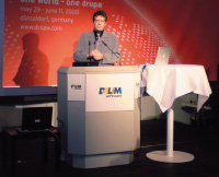 Исполнительный директор Dalim Software Кароль Верле демонстрировал новейший продукт — DALiM ViRTUAL LiBRARY