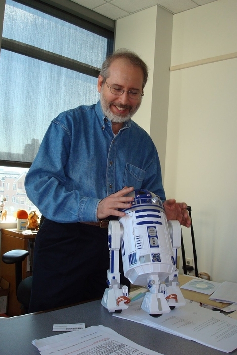 Какой специалист в области роботов не любит R2-D2? Трауэр уверен, что технология роботов развивается в таком направлении, что машины смогут развлекать людей и обслуживать их, далеко превзойдя нынешние почти игрушечные образцы.