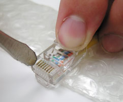 Тщательно выпрямите пластмассовые перегородки...