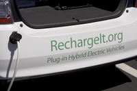 Проект RechargeIT – инициатива, призванная способствовать сокращению выхлопов углекислого газа в атмосферу через популяризацию электромобилей; сотрудники Google в Сан-Франциско, к примеру, могут бесплатно заряжать свои электромобили на офисной стоянке 