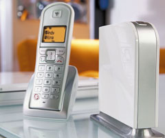 DECT-аппараты нового поколени будут подсоединяться к широкополосным IP-сетям и обеспечивать работу с технологиями VoIP, онлайновыми телефонными справочниками и потоковым аудио. Однако для просмотра Web-сайтов они не предназначены. Для путешествий по Сети вам все равно потребуется компьютер