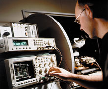 По словам разработчиков, по сравнению с флэш-памятью новая технология, получившая название «память с изменением фазового состояния», лучше подходит для хранения музыкальных записей, изображений и другой информации, размещаемой обычно на портативных проигрывателях и цифровых фотоаппаратах, а со временем, возможно, ей удастся вытеснить из обихода и жесткие диски