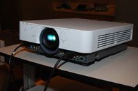 Новые проекторы, в частности VPL-FX30, в Sony хвалят за широкий диапазон сдвига объектива, легкость эксплуатации и энергоэкономичность