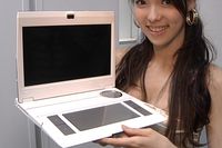 Если перевернуть клавиатуру Sketch Pad, то наверху вместо нее окажется сенсорная панель для рукописного ввода